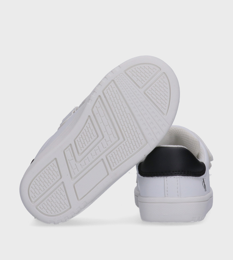 حذاء سنيكرز بشريط فليكرو بطبعة الشعار