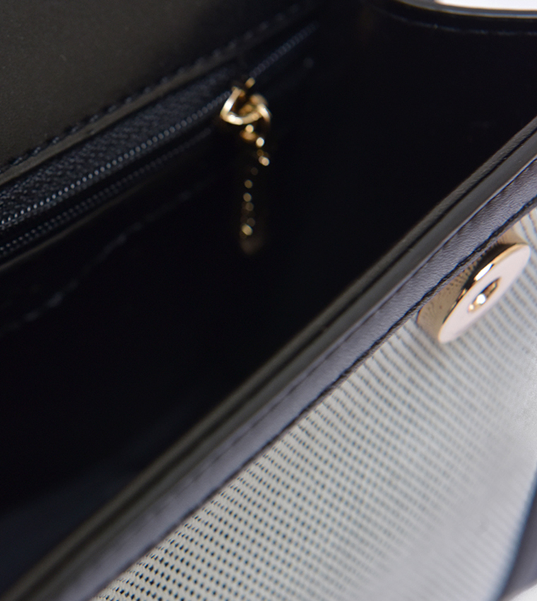 حقيبة يد بألوان متناسقة