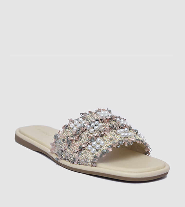 صندل فلات بمقدمة مفتوحة مزين باللؤلؤ