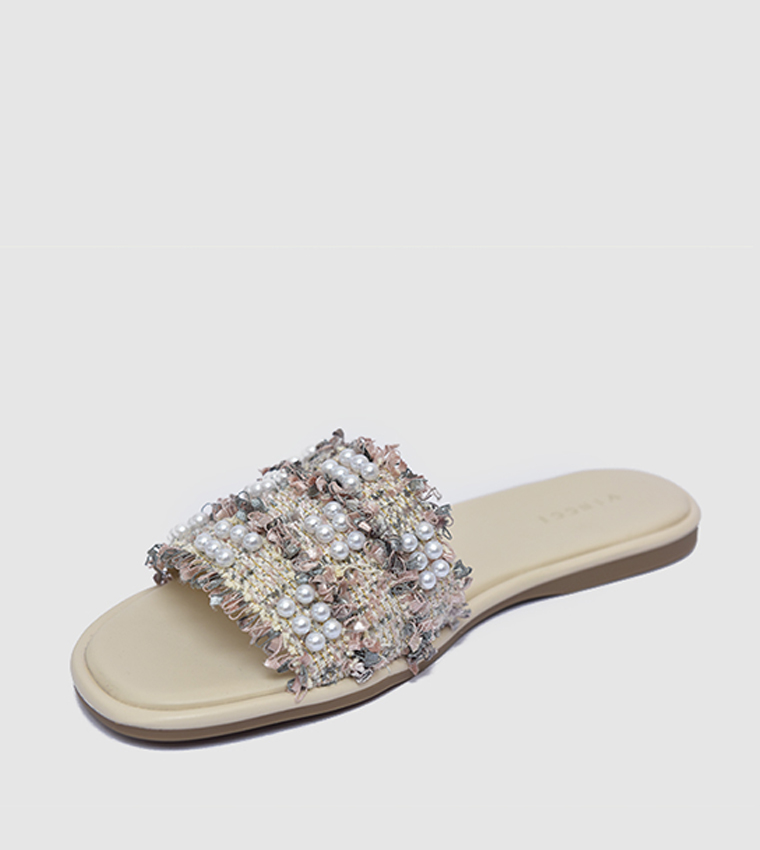 صندل فلات بمقدمة مفتوحة مزين باللؤلؤ