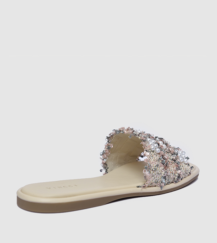 صندل فلات بمقدمة مفتوحة مزين باللؤلؤ