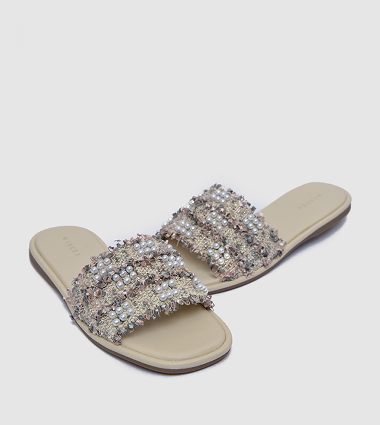 صندل فلات بمقدمة مفتوحة مزين باللؤلؤ