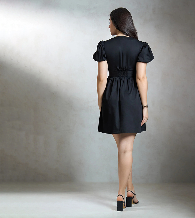 فستان قصير بأكمام قصيرة