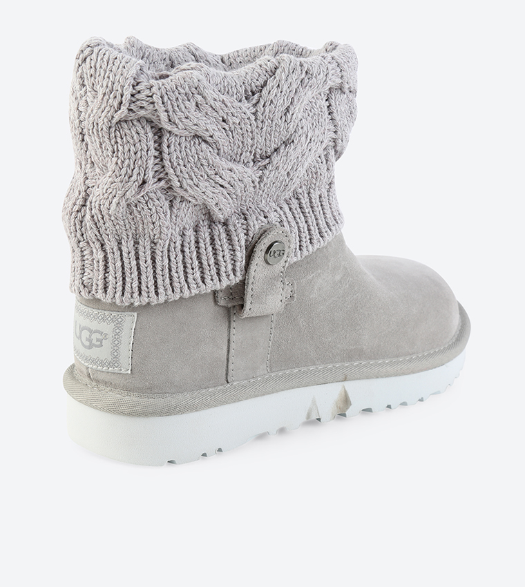 حذاء بلون رمادي