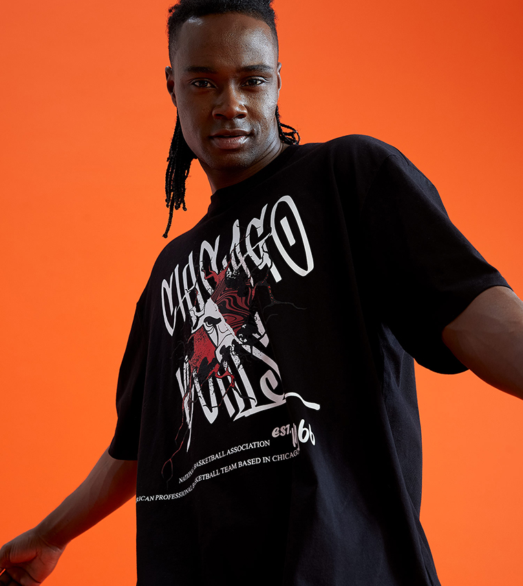 Chicago Bulls: Oversized Logo T-Shirt – Shop The Arena