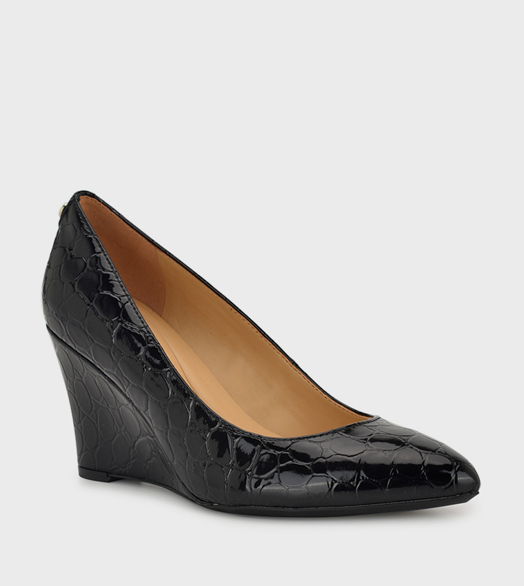 حذاء بكعب ويدج 