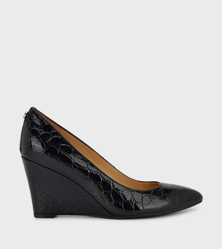 حذاء بكعب ويدج 