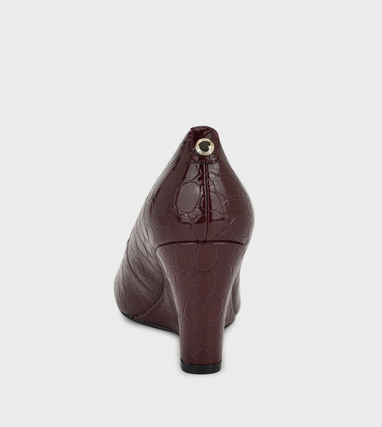 حذاء بكعب ويدج 