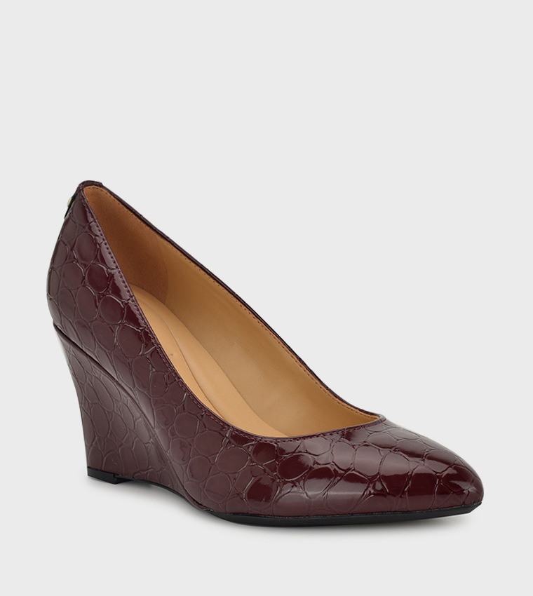 حذاء بكعب ويدج 