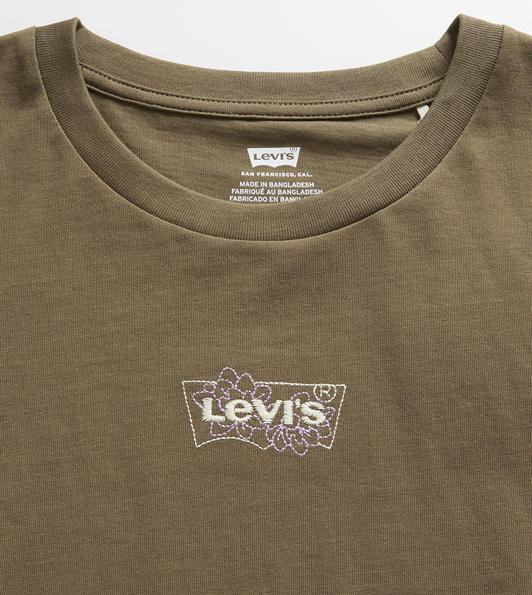 تيشيرت مطرز بشعار كم قصير 