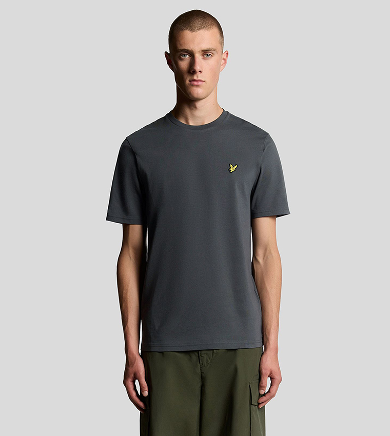 تيشيرت بكم قصير مع شعار