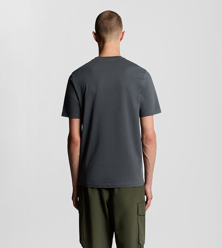 تيشيرت بكم قصير مع شعار