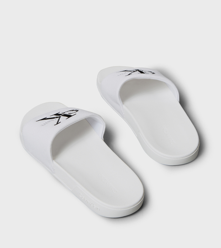 شبشب بمقدمة مفتوحة مطرز بشعار