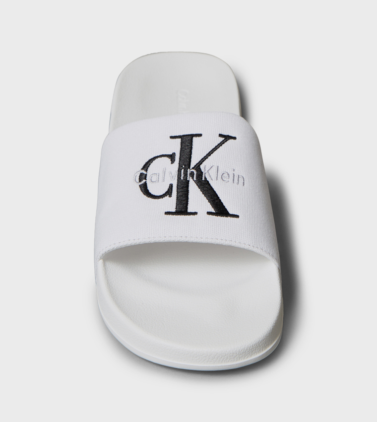 شبشب بمقدمة مفتوحة مطرز بشعار