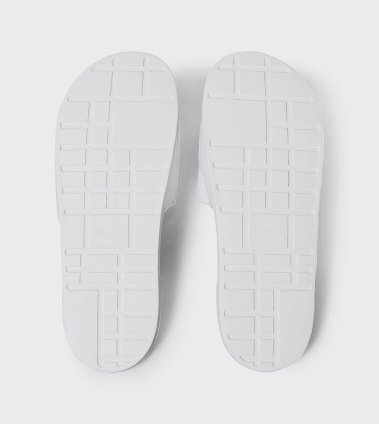 شبشب بمقدمة مفتوحة مطرز بشعار