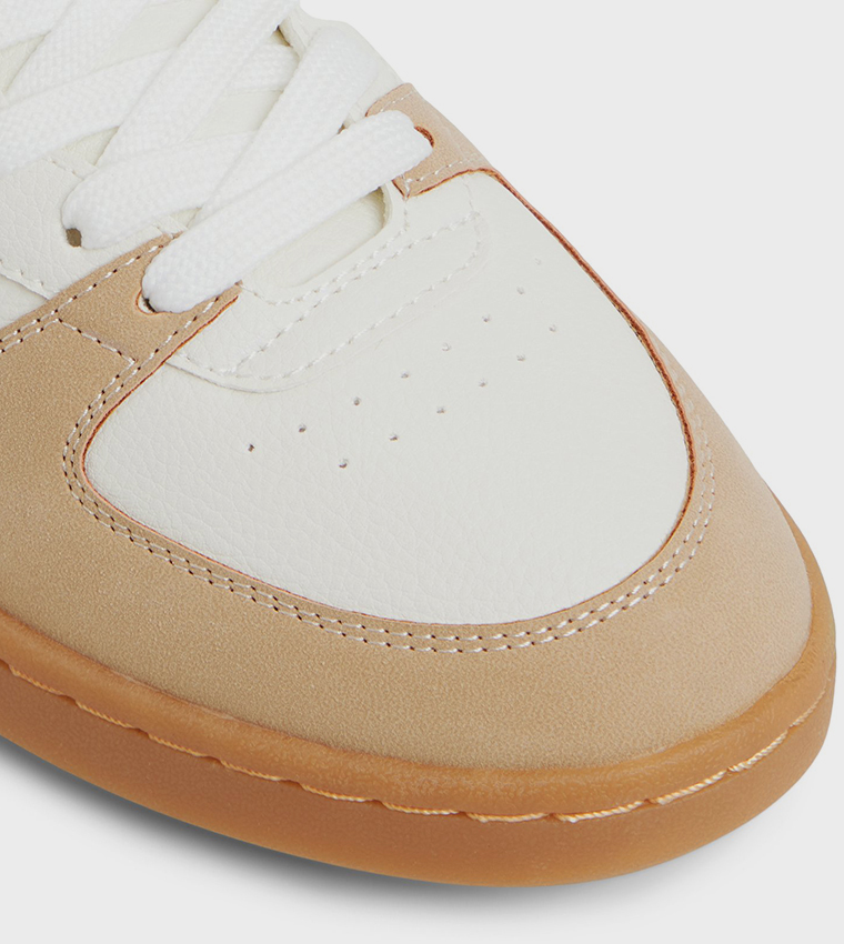 حذاء رياضي برباط وطبعة حيوان 